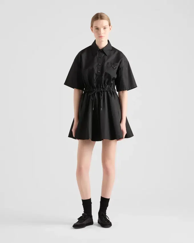 Kortärmad klänning i Re-Nylon Kortärmad klänning i Re-Nylon