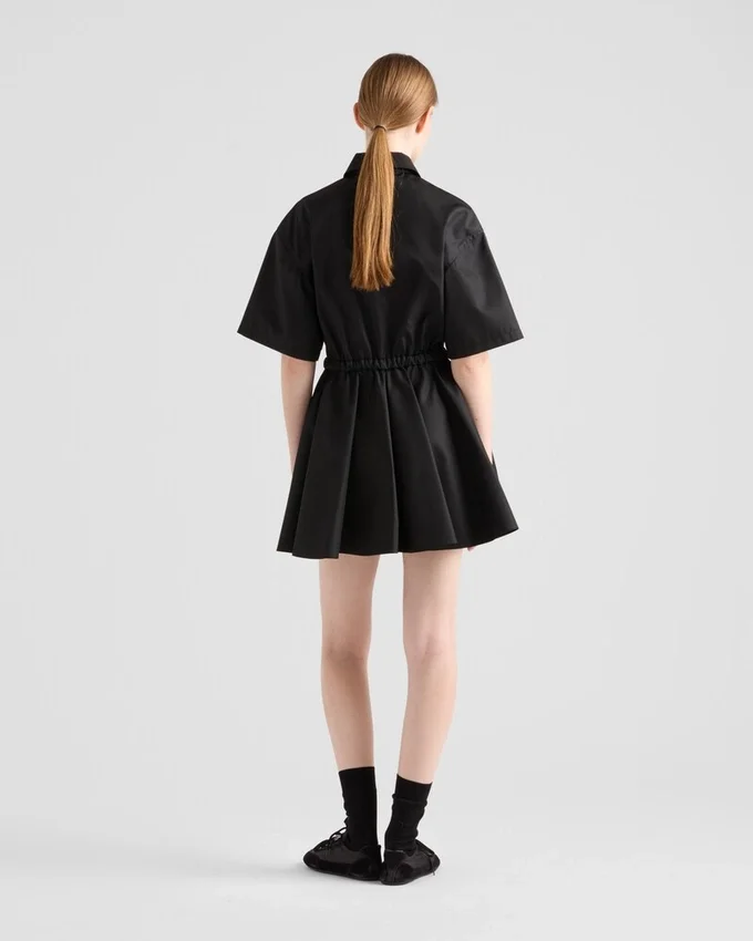 Kortärmad klänning i Re-Nylon Kortärmad klänning i Re-Nylon
