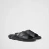 Läder-sandaler med korsande remmar Läder-sandaler med korsande remmar