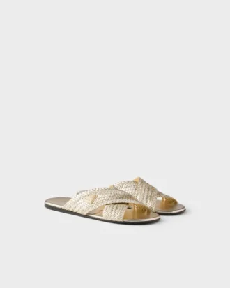 Läder-sandaler med korsande remmar Läder-sandaler med korsande remmar