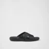 Läder-sandaler med korsande remmar Läder-sandaler med korsande remmar