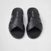 Läder-sandaler med korsande remmar Läder-sandaler med korsande remmar