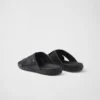 Läder-sandaler med korsande remmar Läder-sandaler med korsande remmar