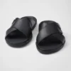 Läder-sandaler med korsande remmar Läder-sandaler med korsande remmar