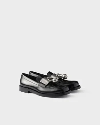 Loafers i borstat läder med metallring