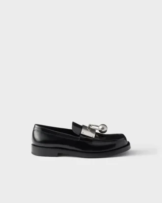 Loafers i borstat läder med metallring