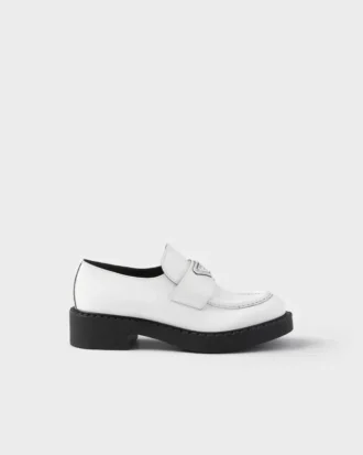 Loafers i chokladbrunt borstat läder