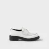 Loafers i chokladbrunt lackläder Loafers i chokladbrunt lackläder