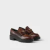 Loafers i chokladbrunt läder med krokodilmönster Loafers i chokladbrunt läder med krokodilmönster