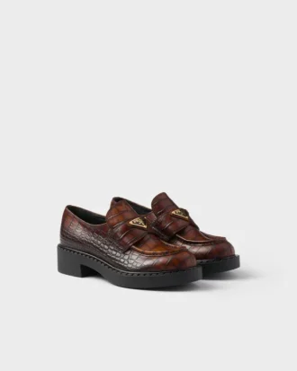 Loafers i chokladbrunt läder med krokodilmönster