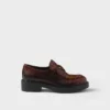 Loafers i chokladbrunt läder med krokodilmönster Loafers i chokladbrunt läder med krokodilmönster