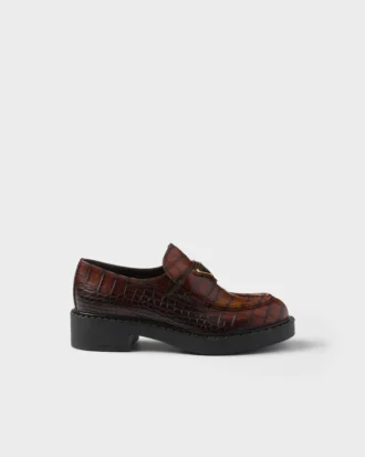 Loafers i chokladbrunt läder med krokodilmönster