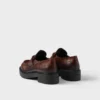 Loafers i chokladbrunt läder med krokodilmönster Loafers i chokladbrunt läder med krokodilmönster