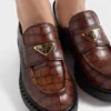 Loafers i chokladbrunt läder med krokodilmönster Loafers i chokladbrunt läder med krokodilmönster