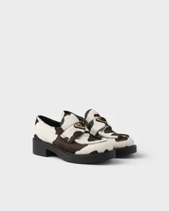 Loafers i chokladbrunt tryckt läder