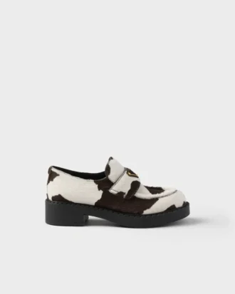 Loafers i chokladbrunt tryckt läder