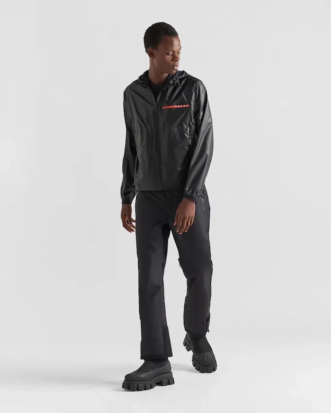 Lätt Re-Nylon-jacka med huva Lätt Re-Nylon-jacka med huva