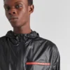 Lätt Re-Nylon-jacka med huva Lätt Re-Nylon-jacka med huva