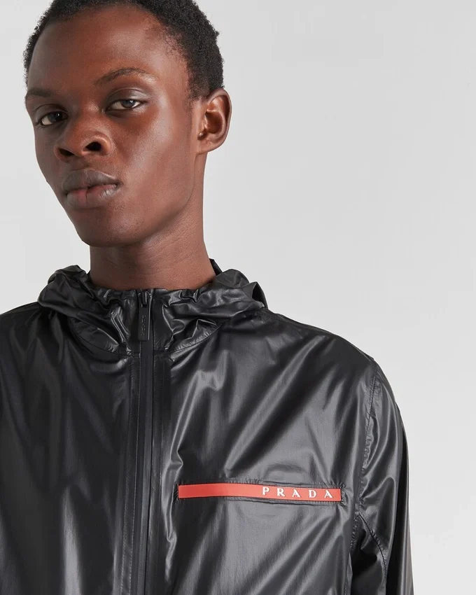 Lätt Re-Nylon-jacka med huva Lätt Re-Nylon-jacka med huva