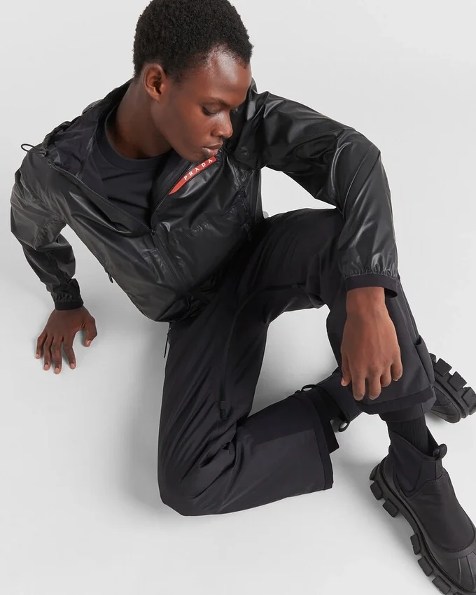 Lätt Re-Nylon-jacka med huva Lätt Re-Nylon-jacka med huva