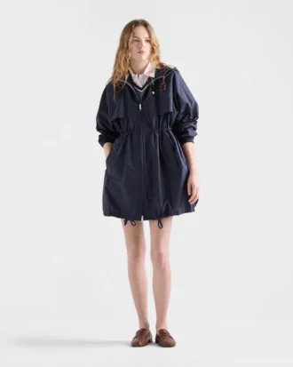 Lätt regnjacka med huva i Re-Nylon