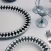 Medelstor serveringsfat i porslin – rutmönster Medelstor serveringsfat i porslin – rutmönster