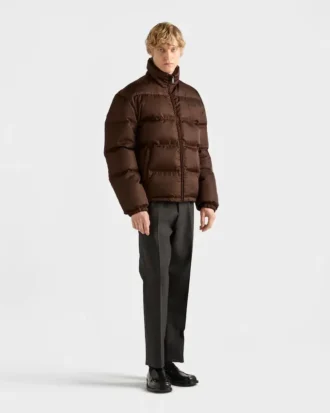 Medelviktig dunjacka i Re-Nylon