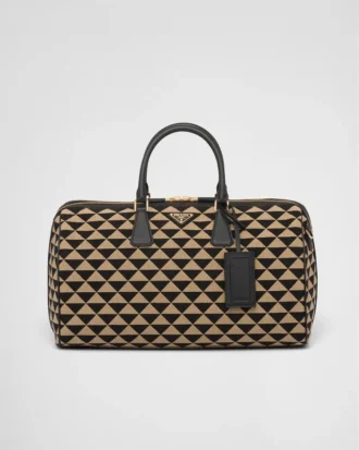 Medium resväska i tyg med broderat Prada-symbole
