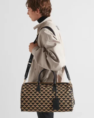 Medium resväska i tyg med broderat Prada-symbole