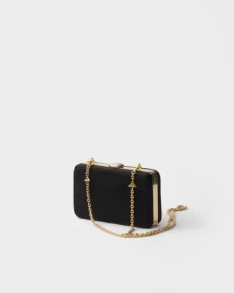 Mini-clutch i satin med axelrem Mini-clutch i satin med axelrem