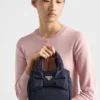 Mini-vadderad Re-Nylon-väska med rosett Mini-vadderad Re-Nylon-väska med rosett