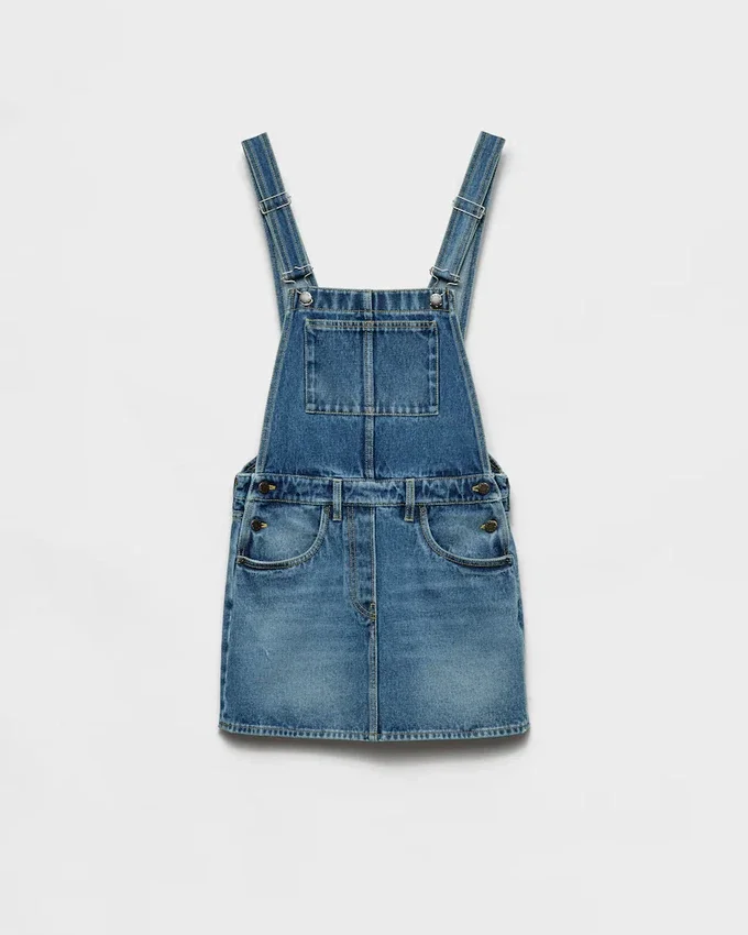Miniklänning i denim med hängslen Miniklänning i denim med hängslen