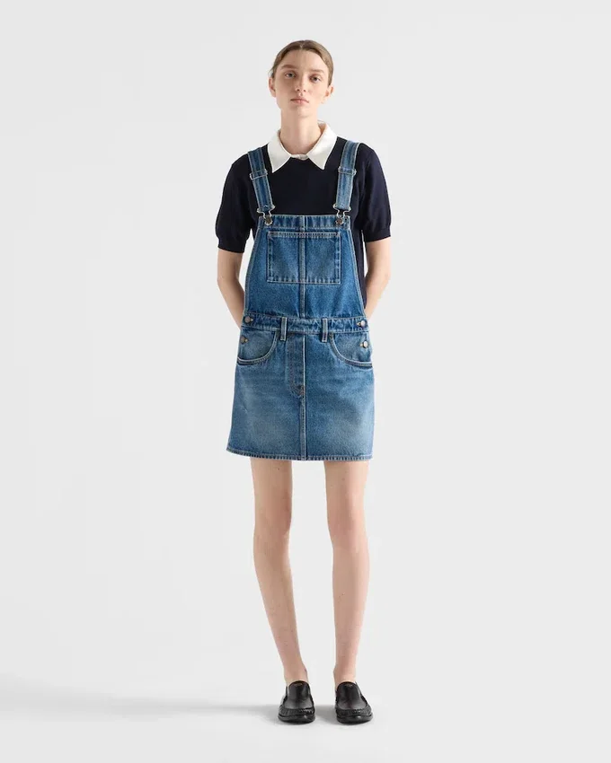 Miniklänning i denim med hängslen Miniklänning i denim med hängslen