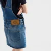 Miniklänning i denim med hängslen Miniklänning i denim med hängslen