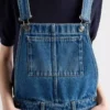 Miniklänning i denim med hängslen Miniklänning i denim med hängslen