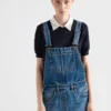 Miniklänning i denim med hängslen Miniklänning i denim med hängslen