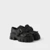 Monolith-loafers i läder med nitar Monolith-loafers i läder med nitar
