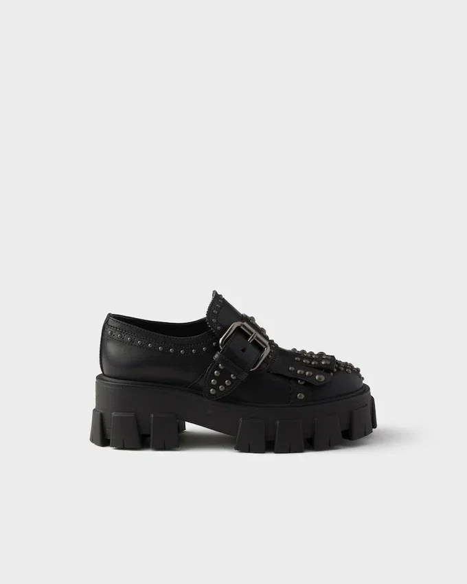 Monolith-loafers i läder med nitar Monolith-loafers i läder med nitar