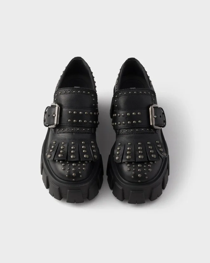 Monolith-loafers i läder med nitar Monolith-loafers i läder med nitar