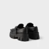 Monolith-loafers i läder med nitar Monolith-loafers i läder med nitar