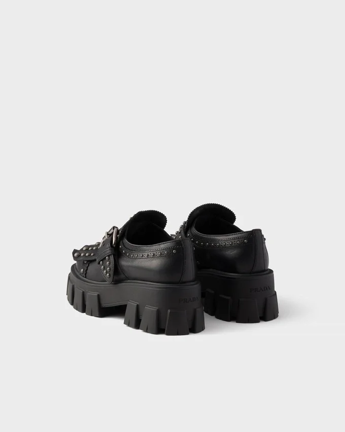 Monolith-loafers i läder med nitar Monolith-loafers i läder med nitar
