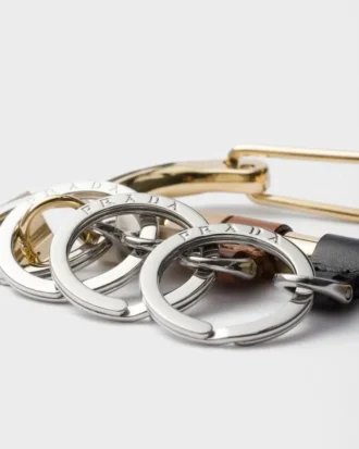Nyckelring i läder och metall