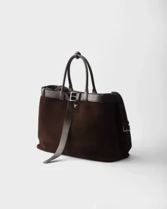 Prada Buckle-väska i mocka med bälte Prada Buckle-väska i mocka med bälte