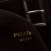 Prada Buckle-väska i mocka med bälte