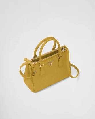 Prada Galleria liten väska i strutsläder