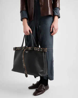Prada-läderväska med spänne och nitar Prada-läderväska med spänne och nitar