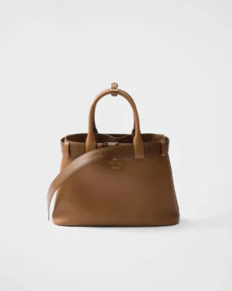 Prada liten läderhandväska med spänne och bälte