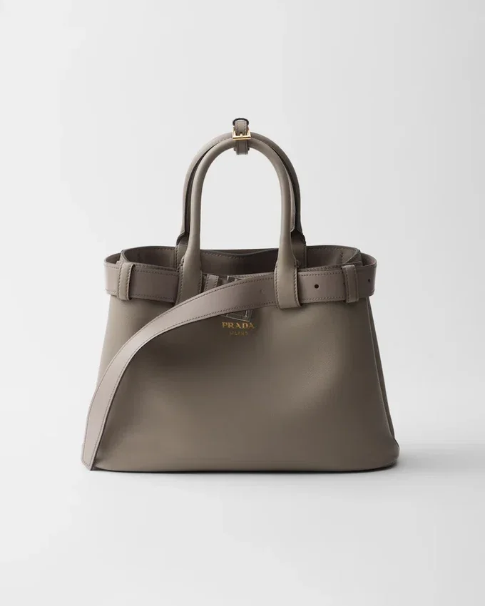 Prada liten läderhandväska med spänne och bälte Prada liten läderhandväska med spänne och bälte