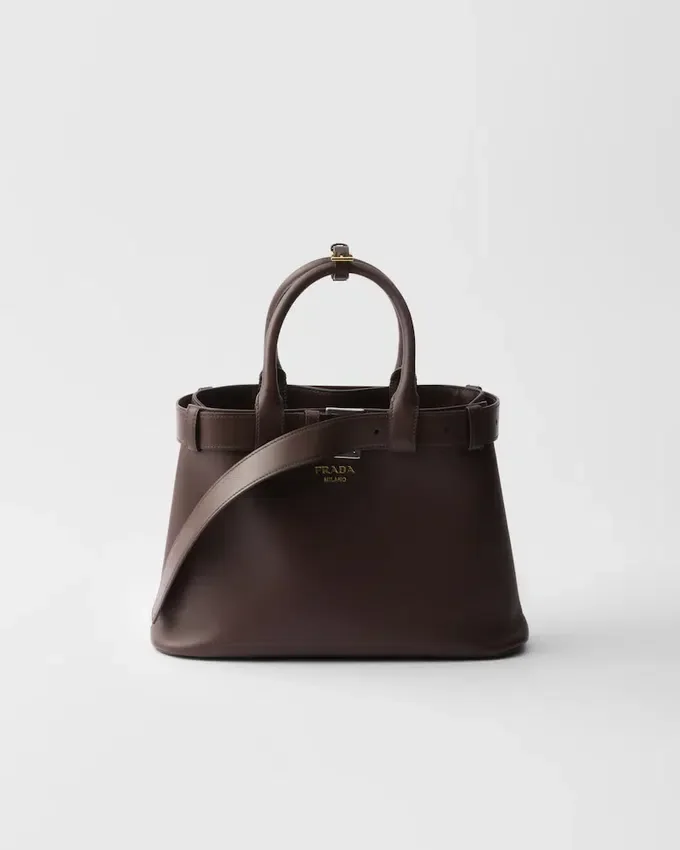 Prada liten läderhandväska med spänne och bälte Prada liten läderhandväska med spänne och bälte