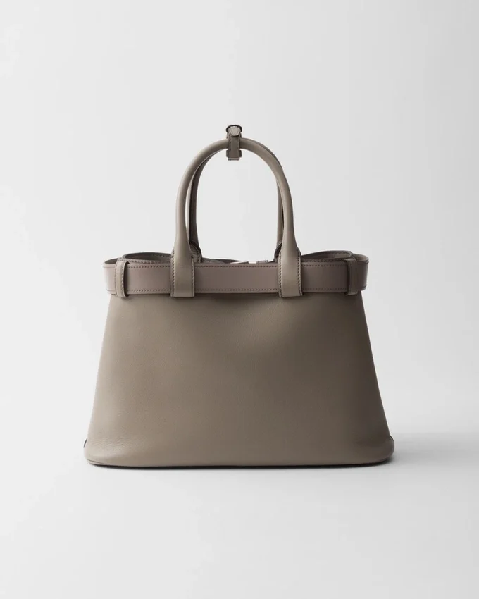 Prada liten läderhandväska med spänne och bälte Prada liten läderhandväska med spänne och bälte